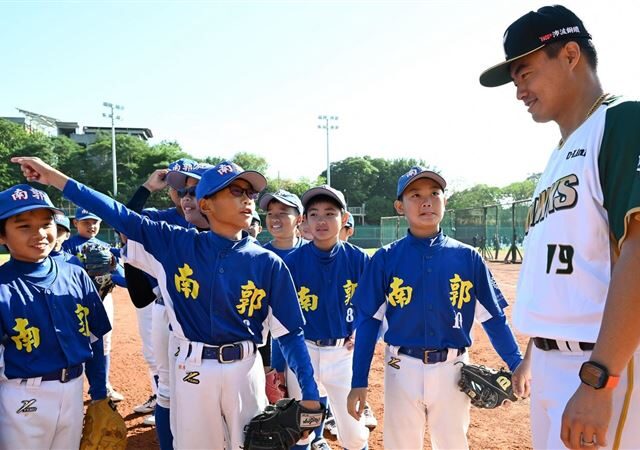 台灣新聞通訊社-中職／彰化之光！施子謙率隊友返鄉指導小球員　盼政府幫助棒球發展
