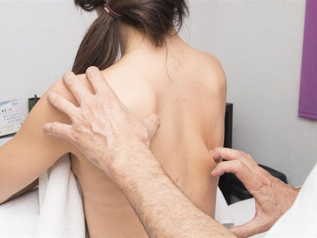 台灣新聞通訊社-人妻診所內「精油推拿」遭性侵…尪門外苦等不知情