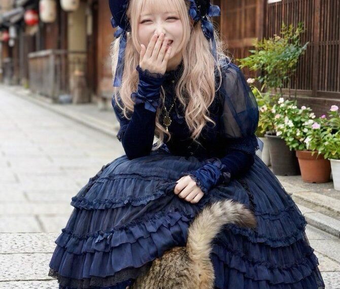 台灣新聞通訊社-「日本正妹」蓬蓬裙被貓咪當暖桌　網看傻：真實身分曝竟是48歲大叔