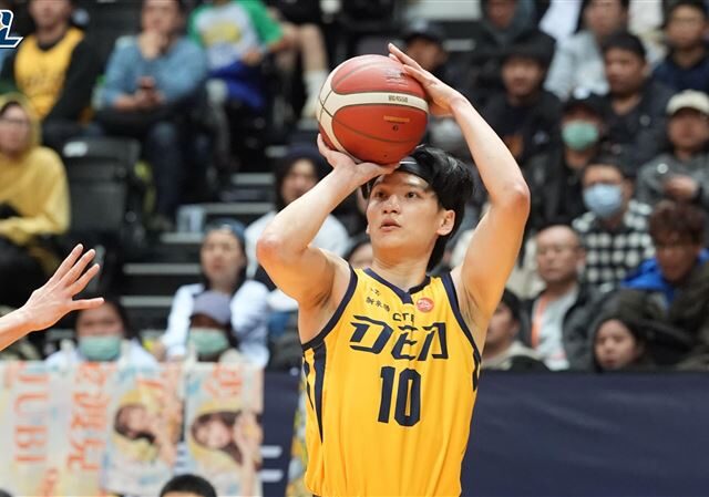 台灣新聞通訊社-TPBL／特攻17分逆轉國王　謝亞軒飆超前三分握拳吼！喊：要展現團隊氣勢