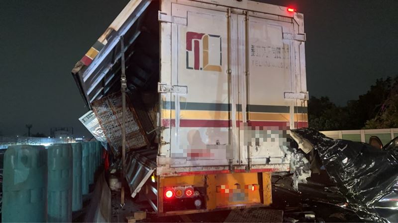 台灣新聞通訊社-新／國一南下凌晨驚傳嚴重車禍「車輛殘骸、零件占全線車道」傷亡不明