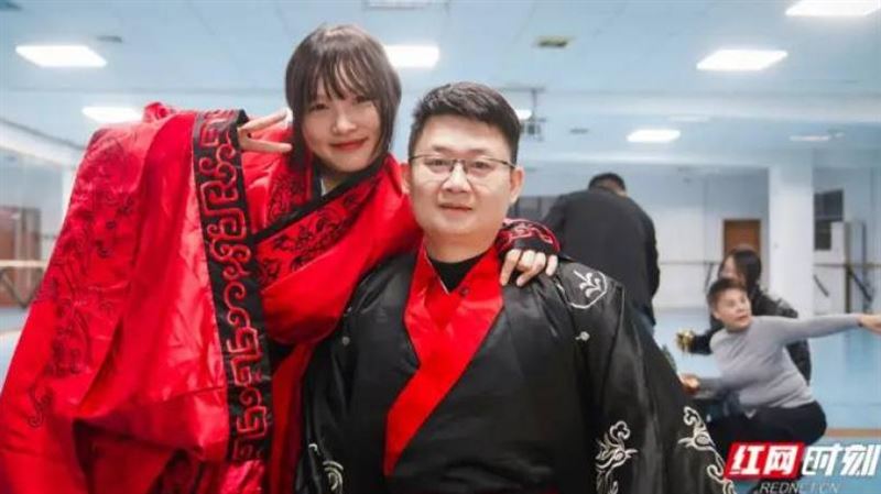 台灣新聞通訊社-失聯多年意外重逢 汶川地震倖存女孩17年後與救命恩人結婚