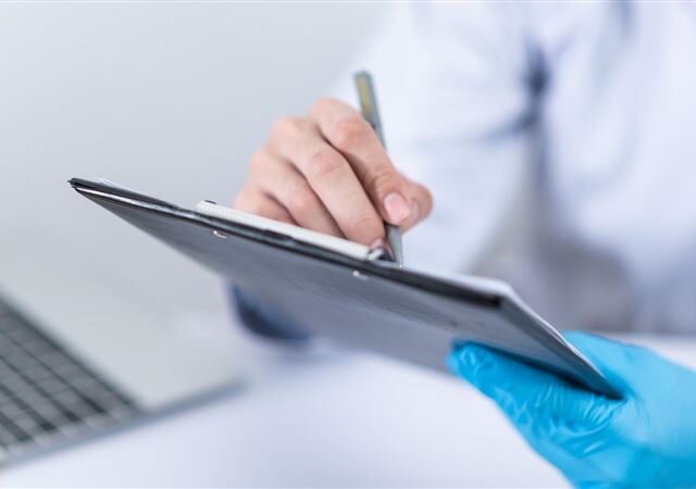 台灣新聞通訊社-高薪非萬靈丹？年收3千萬醫因「1惡習」釀妻離子散　背債打7份工維生