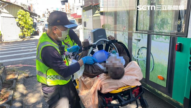台灣新聞通訊社-守護孩子的他出事了！84歲導護組長潘爺爺公車摔倒命危…師生淚求平安