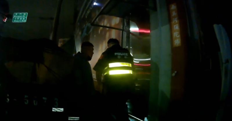 台灣新聞通訊社-台中汽車美容廠深夜鬥毆　20警破門救出頭破血流苦主：上門討債反被揍