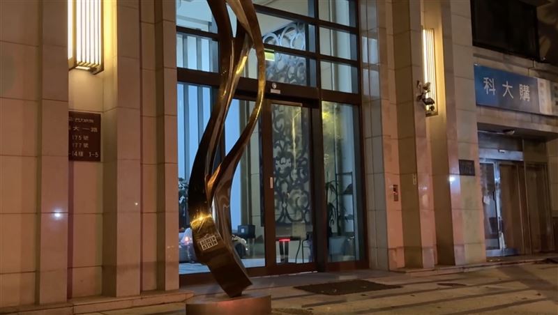 台灣新聞通訊社-翁疑被害妄想症持「鈍器猛擊妻」自行報案：我把老婆殺了！遭聲押