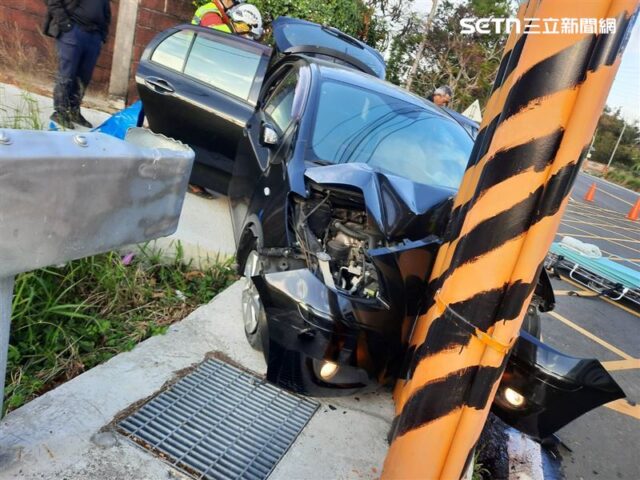 台灣新聞通訊社-驚悚車禍！苗栗1家4口出遊「直線撞電桿」　車頭卡成Ｕ字形2人受困