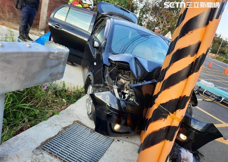 台灣新聞通訊社-驚悚車禍!苗栗1家4口出遊「直線撞電桿」 車頭卡成U字形2人受困