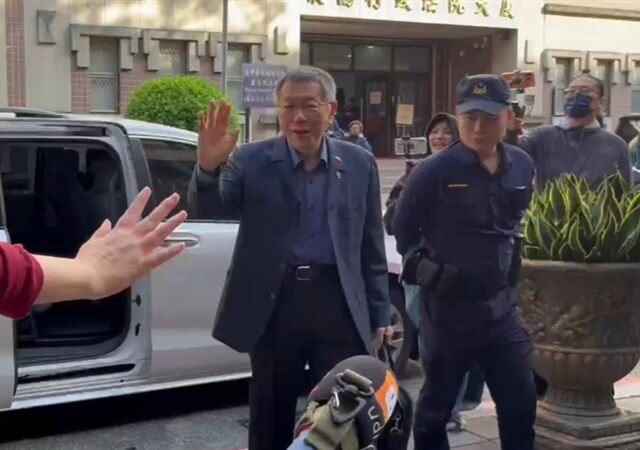 台灣新聞通訊社-快訊／京華城弊案密集開審　柯文哲神色凝重現身法院