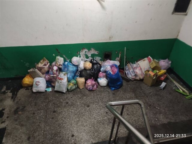 台灣新聞通訊社-北市國宅「垃圾堆滿樓梯間」！網痛批：全國最髒沒有之一