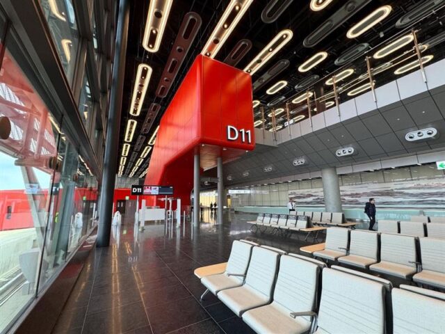 台灣新聞通訊社-讚桃機第三航廈真的好美　林佳龍：讓台灣的國門印象再度升級