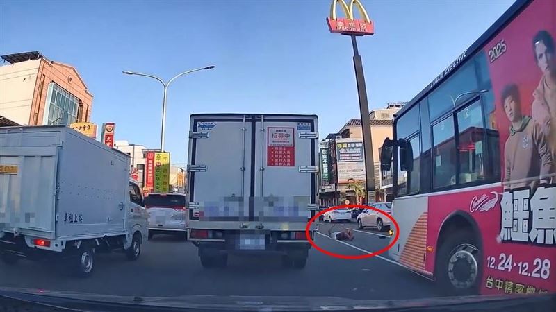 台灣新聞通訊社-台中男玩命演出!躺路口「緩慢滾動」嚇壞路過人車…脫序行徑全都錄