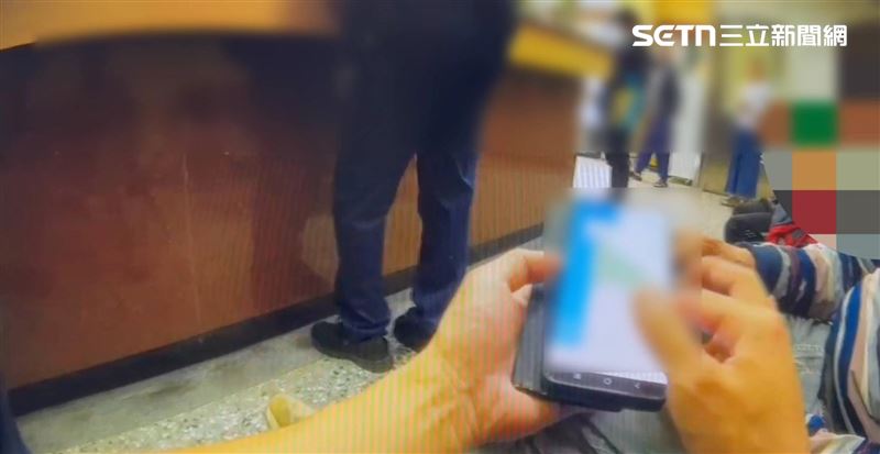 台灣新聞通訊社-網戀女友7天就哭「爸死沒錢葬」老翁看戶頭心碎 普發1萬現金險沒了