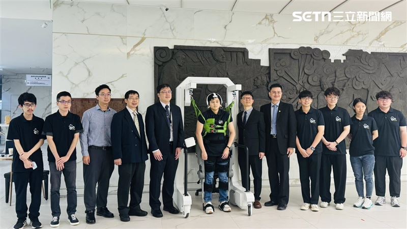 台灣新聞通訊社-全球首創！台灣打造「腦控復健機器人」亮相　中風患者21天見效