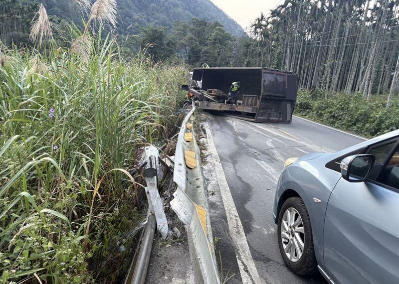 台灣新聞通訊社-煞車失靈了！埔里大貨車自撞護欄翻覆倒路中　夫妻雙雙受困掛彩送醫