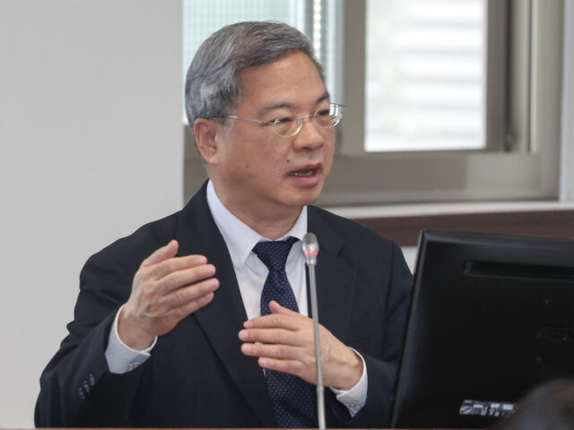 台灣新聞通訊社-基隆河油污 經長：台水也是受害者、盼檢調市府查明