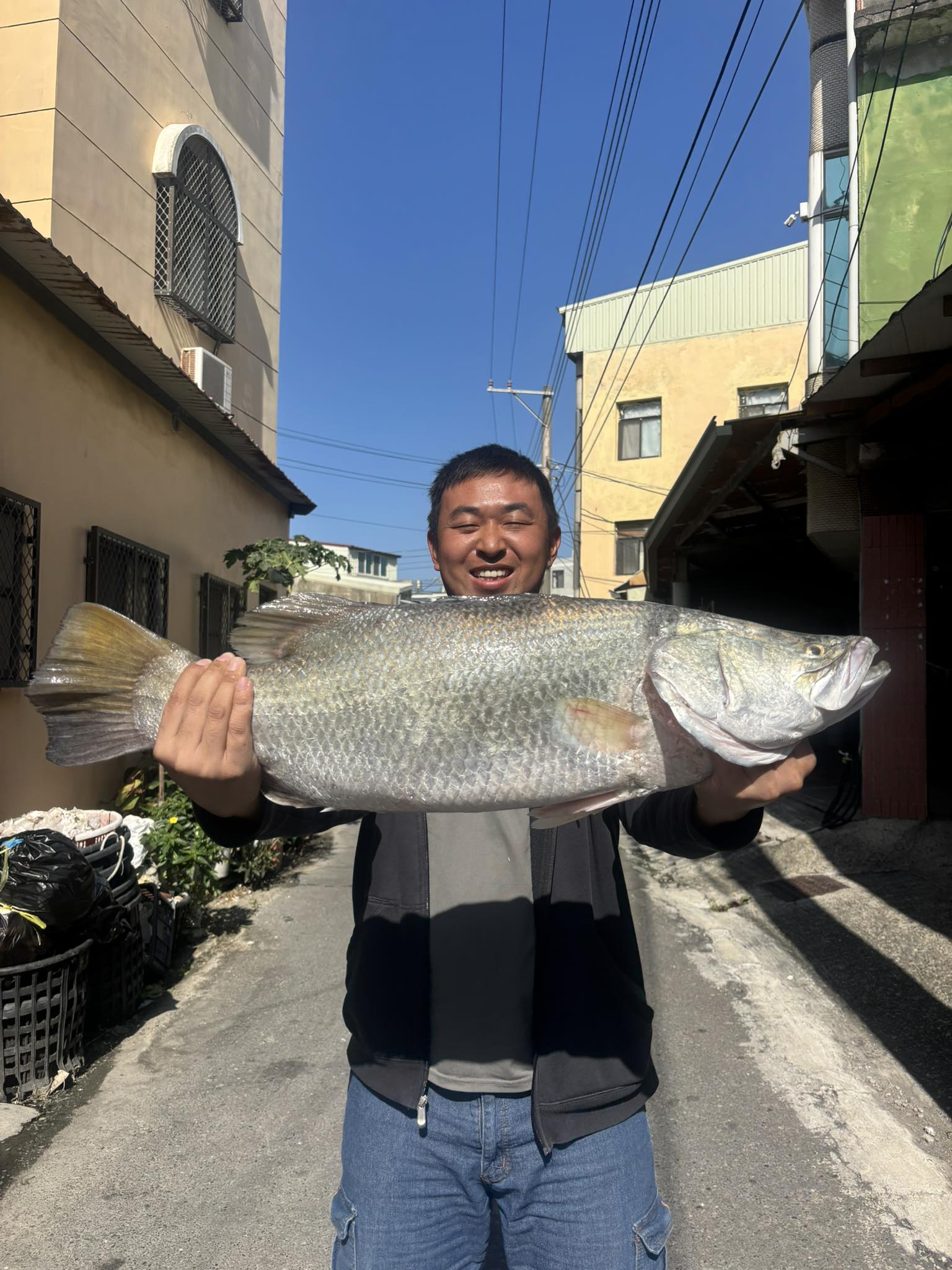 台灣新聞通訊社-6公斤野生鱸魚現身東石出海口 漁人纏鬥上岸成搶手貨