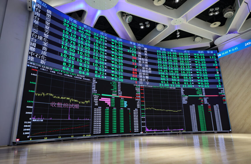 台灣新聞通訊社-三大法人買超217億元助漲台股 南亞科放量收紅、成交值衝第一大