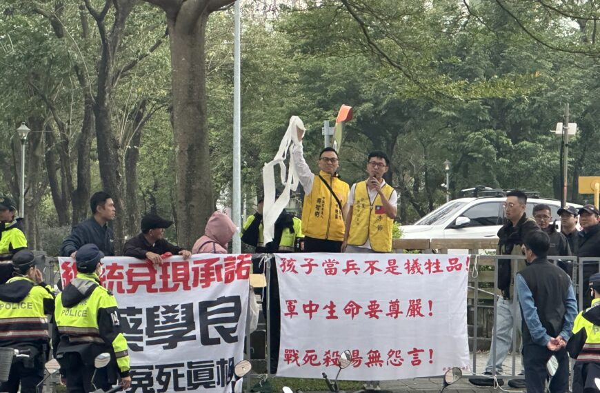 台灣新聞通訊社-影／不滿徐國勇比喻 新黨衝民進黨中央丟衛生紙嗆「執政大落屎」