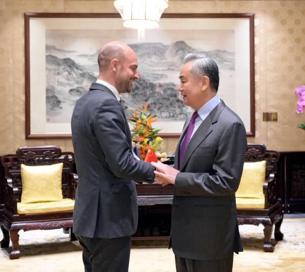 台灣新聞通訊社-王毅與法國外長會談 主動提高市涉台言論、籲法「支持中方立場」