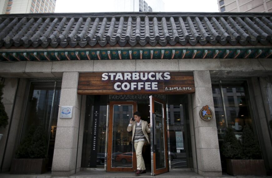 台灣新聞通訊社-陸客在南韓星巴克「大嗑炸雞、燒酒」 韓網氣炸：受過教育？