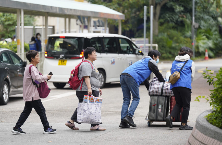 台灣新聞通訊社-香港開放宏福苑唯一未著火大廈的居民返家取物