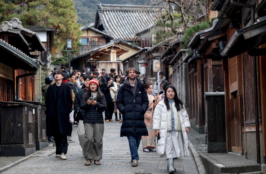 台灣新聞通訊社-日本京都伴手禮店「8字標語」飄超濃台味 台灣旅客一看秒掏錢