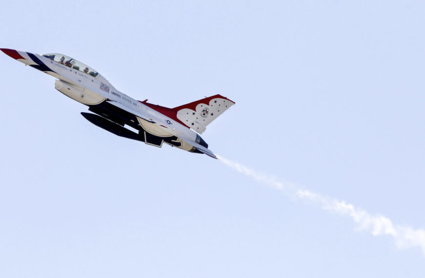 台灣新聞通訊社-影/美國空軍雷鳥飛行表演隊F-16戰機墜毀 飛行員彈射逃生影像曝光