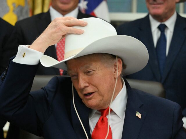 台灣新聞通訊社-川普點名華許、哈塞特競逐Fed主席 利率政策「應該聽我意見」