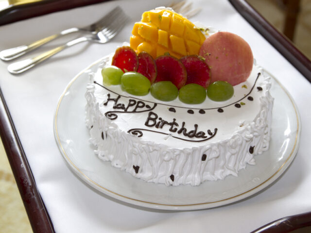 台灣新聞通訊社-知名餐廳肉餅飯變生日蛋糕！壽星女慶生插蠟燭 網友大讚