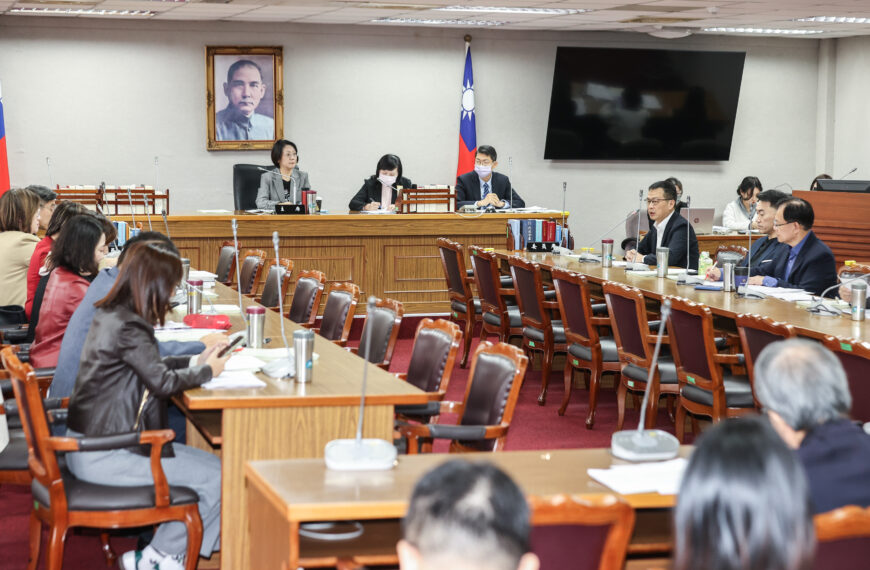 台灣新聞通訊社-綠民調半數民眾挺年改 藍：政府帶頭慣老闆 影響公教甄拔