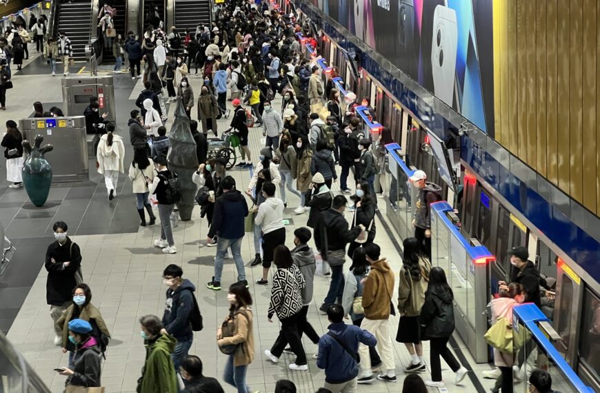 台灣新聞通訊社-刷卡進捷運站上廁所想人工出站 一票人搖頭：增添站務員困擾