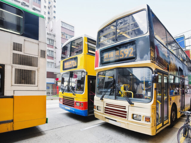 台灣新聞通訊社-香港城巴女駕駛戴全臉口罩！再戴太陽眼鏡遮全臉惹議 網友揭實際用途