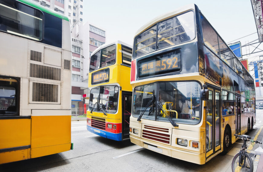 台灣新聞通訊社-香港城巴女駕駛戴全臉口罩!再戴太陽眼鏡遮全臉惹議 網友揭實際用途