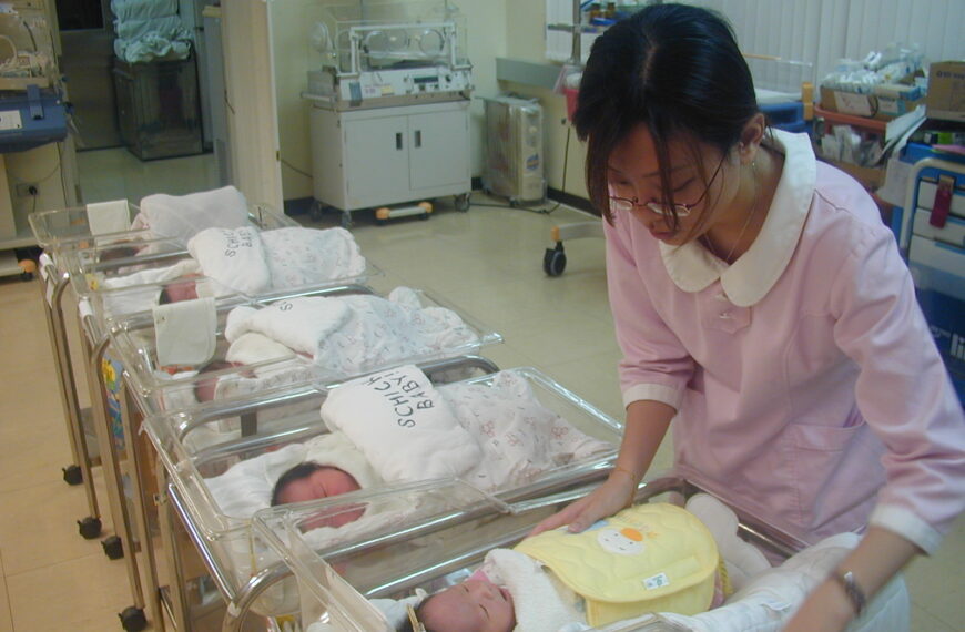 台灣新聞通訊社-1至10月新生兒不到10萬 女性首胎年齡升至31.65歲