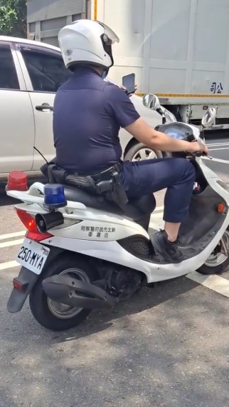 台灣新聞通訊社-玩手機、抽菸分心駕駛代價高！立院初審騎士違規罰鍰提高至1200元