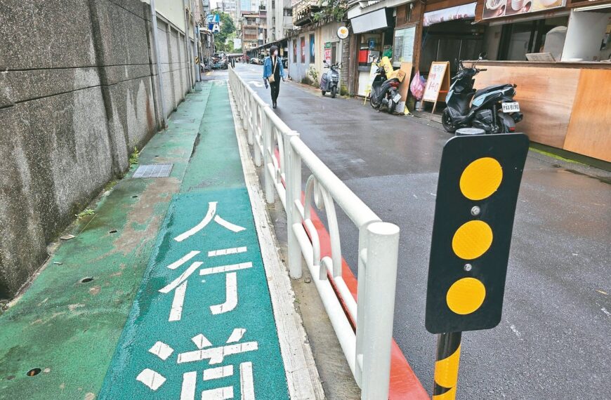 台灣新聞通訊社-台北市人行道護欄裝設位置怪 眾人吐槽:保護車子重要?