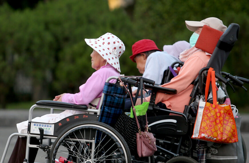 台灣新聞通訊社-立院協商長照扣除額增至18萬元 財部支持明年5月報稅就適用