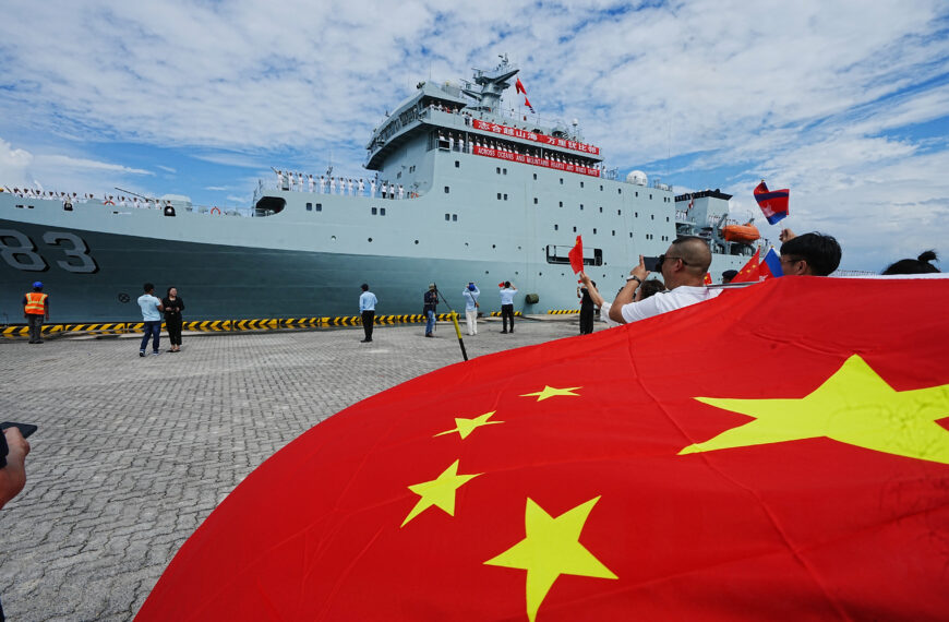 台灣新聞通訊社-中國集結逾百船艦最大規模海上「秀肌肉」 日本官房長官回應了