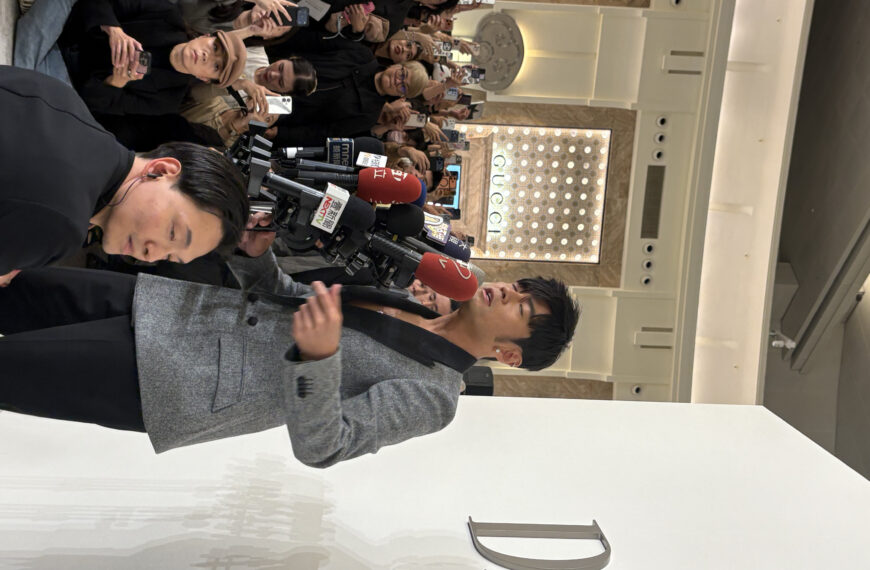 台灣新聞通訊社-周杰倫站台Dior 西裝外套裡面沒有穿!預告新專輯3月出