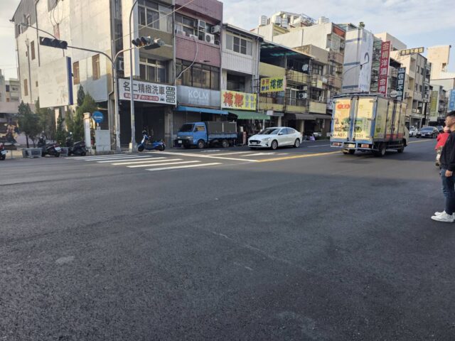 台灣新聞通訊社-影／斑馬線只畫一半？台中大里街頭離譜標線 市府：扣罰廠商立即補繪