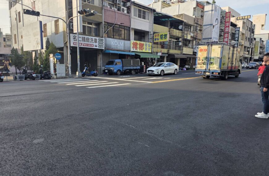 台灣新聞通訊社-影／斑馬線只畫一半？台中大里街頭離譜標線 市府：扣罰廠商立即補繪