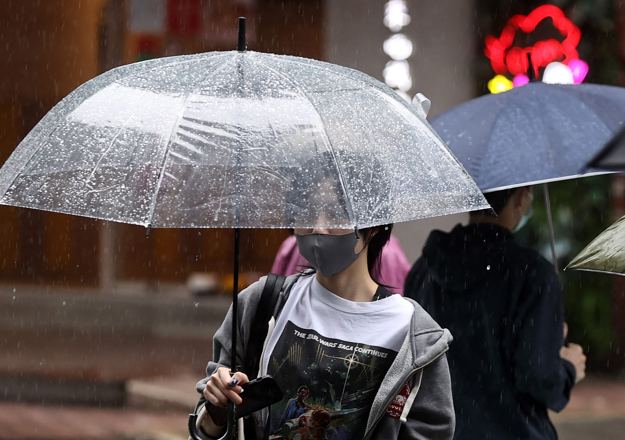 台灣新聞通訊社-兩波東北季風北台灣濕涼 明天「冬至」慎防大雨 耶誕節降溫