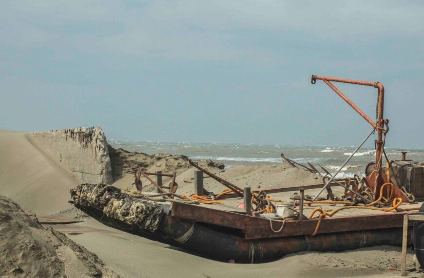 台灣新聞通訊社-苑裡漁港航道遭飛砂淤積 漁船進出受阻盼政府解決