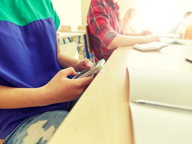 台灣新聞通訊社-澳洲未成年社群禁令上路 台灣校園手機規則仍研議