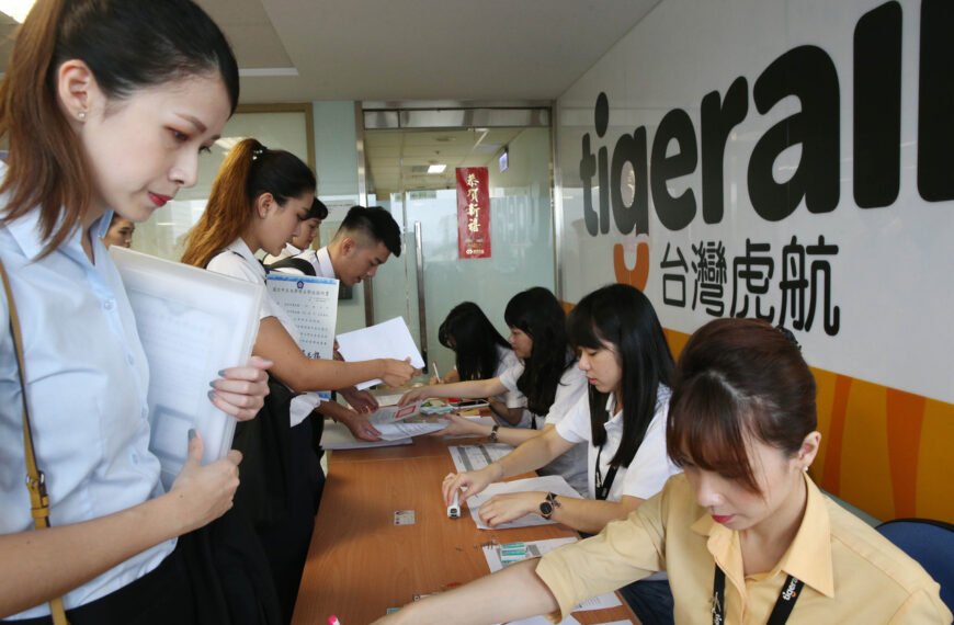 台灣新聞通訊社-華航開放空服員戴眼鏡 虎航將跟進啟動換新制服