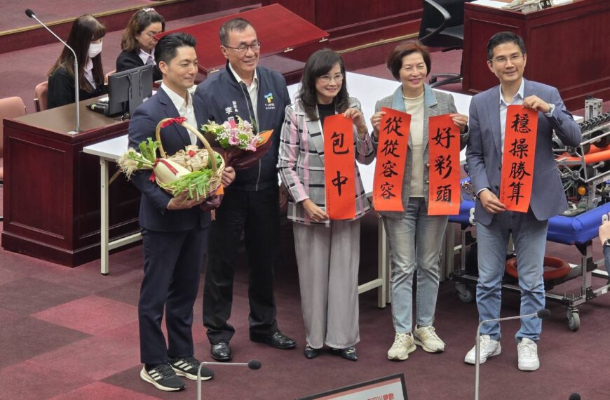 台灣新聞通訊社-離情依依!議員質詢送花、好彩頭 李四川急回:我還沒要離開