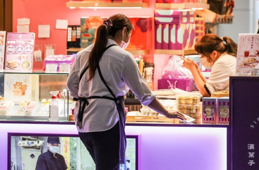 台灣新聞通訊社-明年恐續跌…商研院:服務業景氣指數續滑落 不均衡復甦加劇