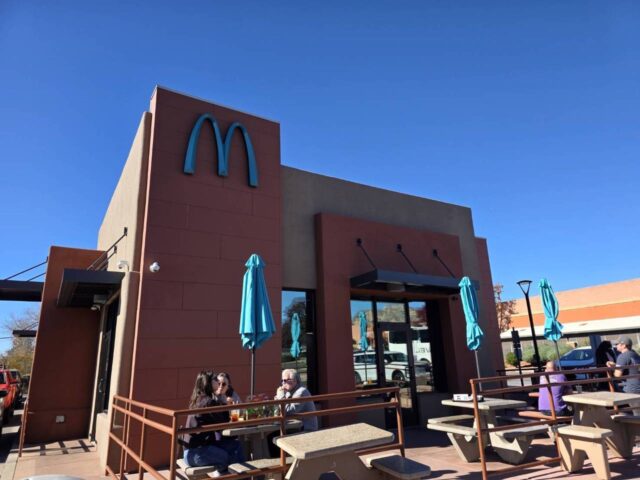 台灣新聞通訊社-全球唯一藍色麥當勞 網紅打卡點離台積電不遠