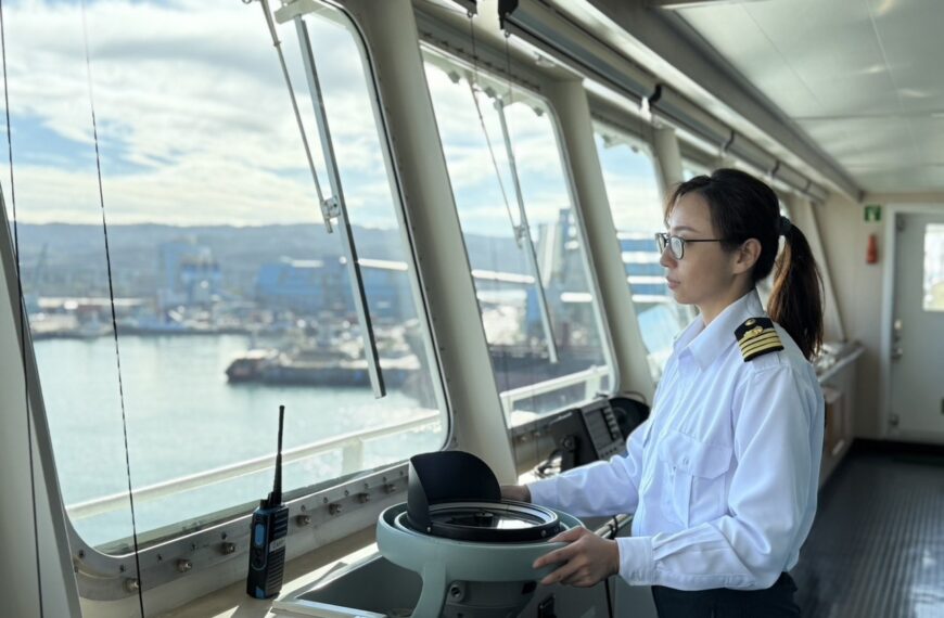 台灣新聞通訊社-被颱風追著跑的日常 中油船隊首位女船長揭工作秘辛